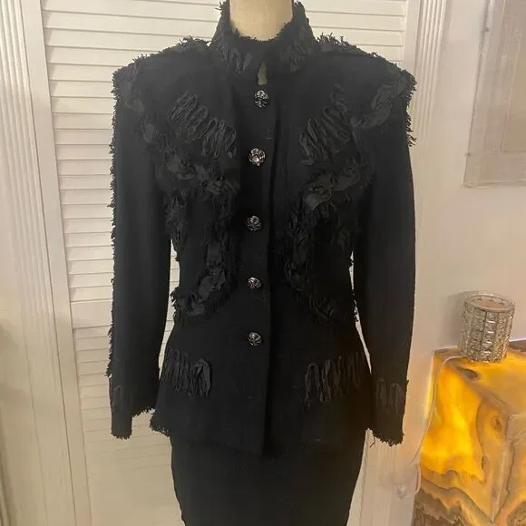 NWT Chanel skirt suit, size 38(S) - Picture 2 of 16